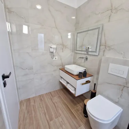 Virginia Apartment *